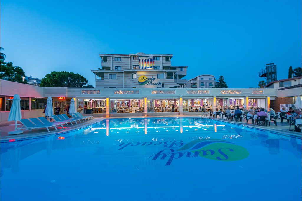 Pool und Garten - Sandy Beach Hotel