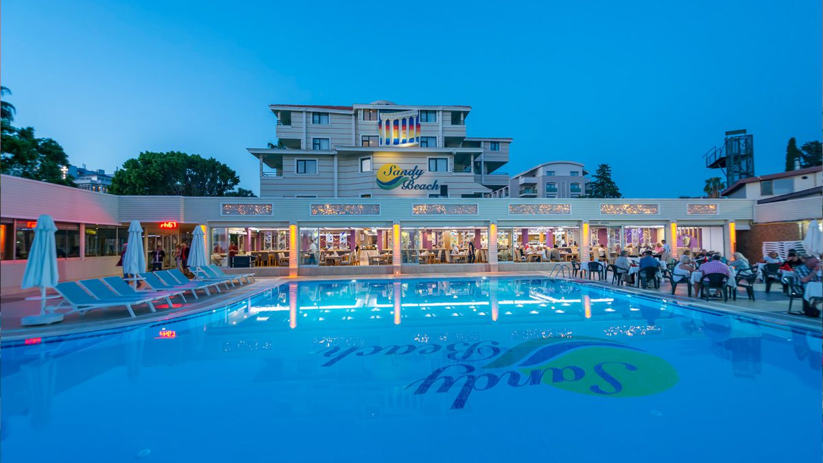 Pool und Garten - Sandy Beach Hotel