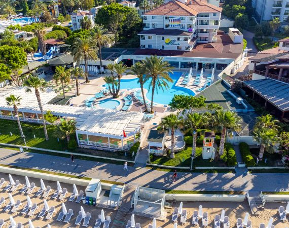 Pool und Garten - Sandy Beach Hotel