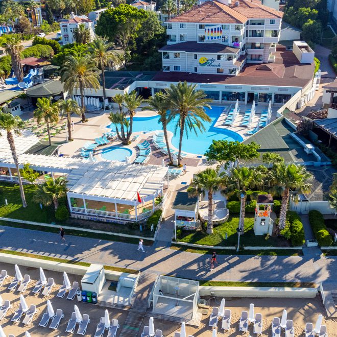 Pool und Garten – Sandy Beach Hotel