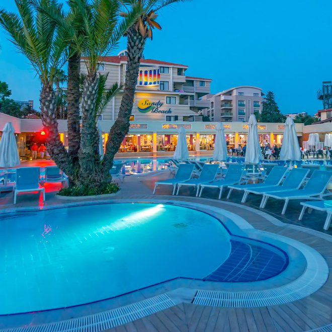 Pool und Garten – Sandy Beach Hotel