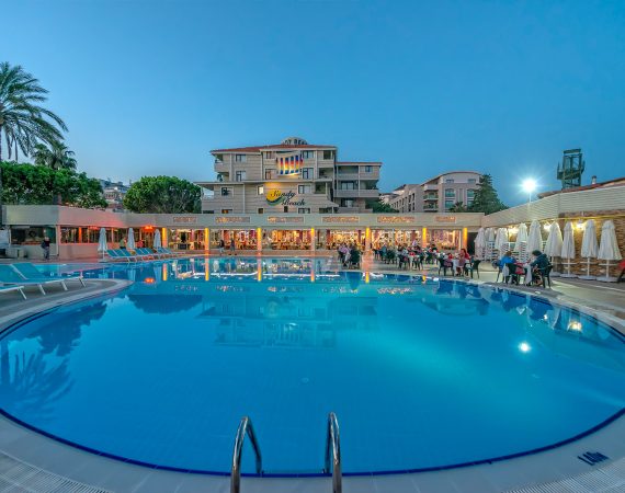 Pool und Garten - Sandy Beach Hotel